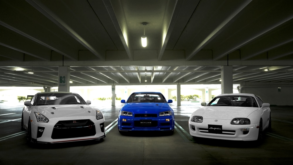 JDM คืออะไร ลาสเวกัส สหรัฐอเมริกา 8 กรกฎาคม 2023 Nissan GTR 35 สีขาว Nissan GTR 34 สีฟ้าและ Toyota Supra mk 4 จอดอยู่ในที่จอดรถใต้ดินทำให้ทั้งสาม JDM สมบูรณ์