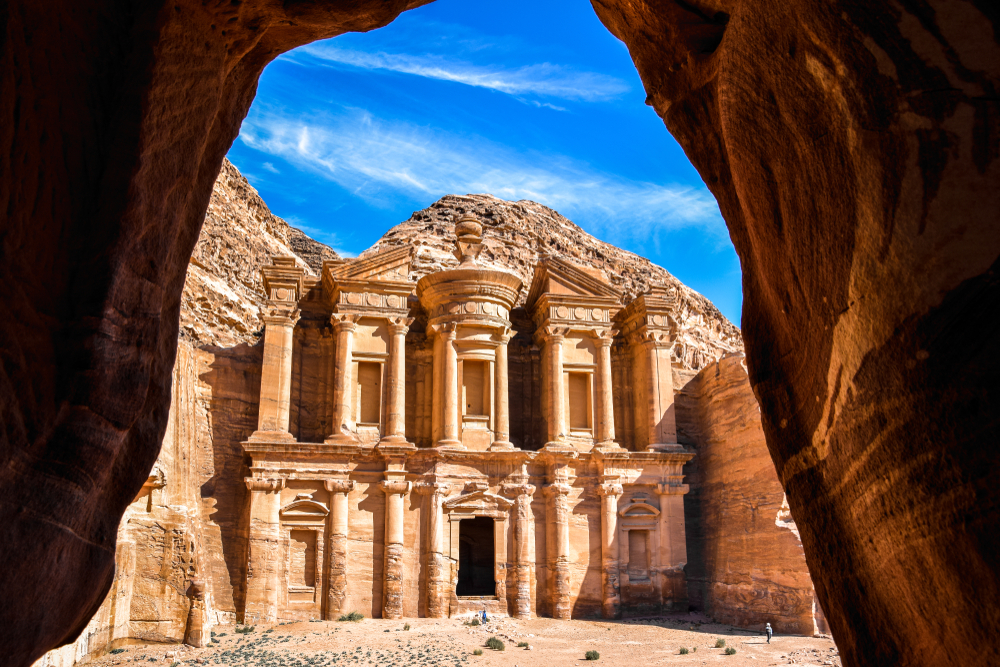 ทิวทัศน์อันน่าทึ่งจากถ้ำ Ad Deir - อารามในเมืองโบราณ Petra ประเทศจอร์แดน: มรดกโลกที่น่าทึ่งของ UNESCO