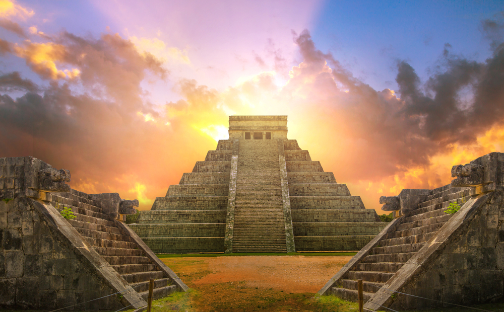เม็กซิโก, ชิเชนอิตซา, ยูคาทาน ปิรามิดของชาวมายันแห่ง Kukulcan El Castillo เมื่อพระอาทิตย์ตกดิน สถานที่มหัศจรรย์ของโลก