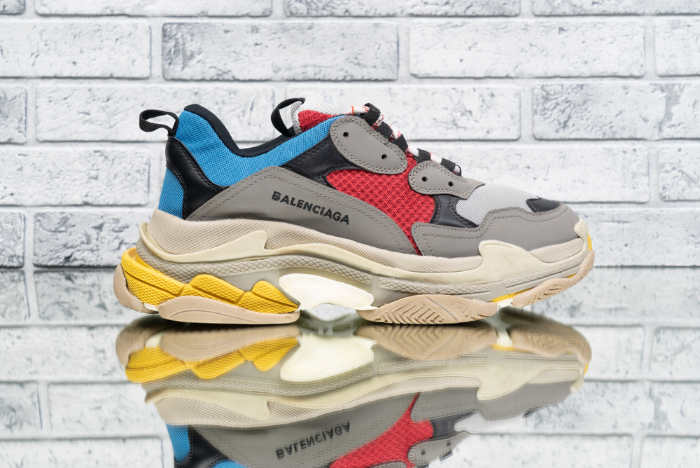MILAN, ITALY - 22/01/2020: One of the most famous sneaker band is BALENCIAGA TRIPLE S รองเท้าผ้าใบ
