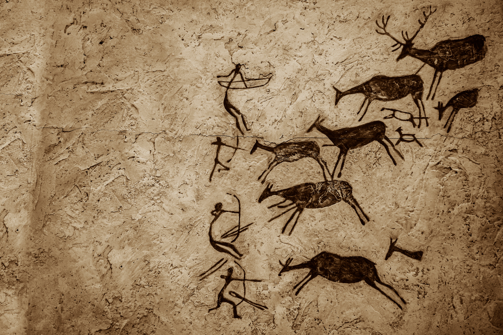 ศิลปะถ้ำไร้ตะเข็บทำจากสัตว์ป่าโบราณม้าและนักล่า ภาพวาดหิน ฉากการล่าสัตว์ Petroglyphs ยุคหินเก่าที่แกะสลักไว้ในหิน หินที่มี petroglyphs ผู้คนได้รับอาหาร วิวัฒนาการ
