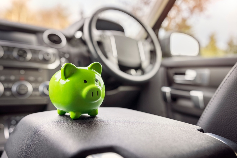 กล่องเงินกระปุกออมสินสีเขียวภายในรถ ซื้อรถ ประกัน หรือค่าขับรถและค่ารถ