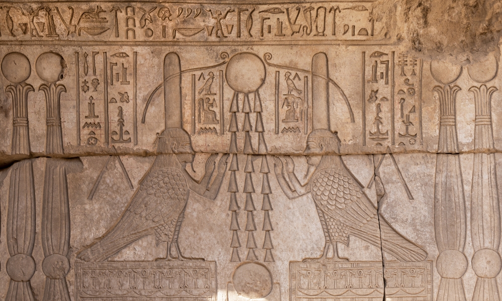 วิญญาณของ Osiris (ba) ในรูปของนกที่มีหัวเป็นมนุษย์ประดับบริเวณลานของโบสถ์ Osiris ตะวันออกบนหลังคาของวิหาร Hathor ที่ Dendera อียิปต์.