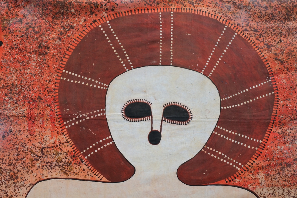 DERBY JULY 25 2022 ศิลปะพื้นเมืองของออสเตรเลีย Wandjina Style Wandjina เป็นเมฆและวิญญาณฝนจากตำนานของชนเผ่าอะบอริจินในออสเตรเลียจากภูมิภาค Kimberley ของออสเตรเลียตะวันตก ตำนานมหัศจรรย์
