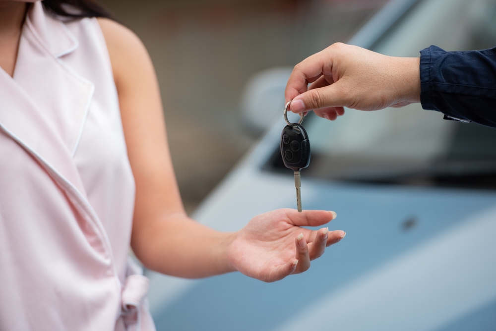 พนักงานขายรถยนต์มอบกุญแจรถให้กับผู้ให้กู้หรือผู้ซื้อหลังจากทำสัญญากับผู้ให้กู้ รถมือสองราคาถูกกว่ารถใหม่ รถใช้แล้วต้องตรวจสอบก่อนผู้ให้กู้ลงนามในสัญญาเช่าซื้อ