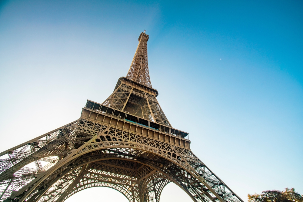 วิวหอไอเฟลกับท้องฟ้าสีคราม ปารีส ประเทศฝรั่งเศส รู้รึเปล่า