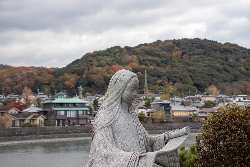 ตำนานของญี่ปุ่น อุจิ, JAPAN, Dec 4 2021 สถานภาพของนักประพันธ์ชาวญี่ปุ่น, กวีและผู้หญิงรออยู่ที่ศาลใน Heian Era Murasaki Shikibu ที่แม่น้ำ Uji. เธอเป็นที่รู้จักเป็นอย่างดีในฐานะผู้เขียน The Tale of Genji