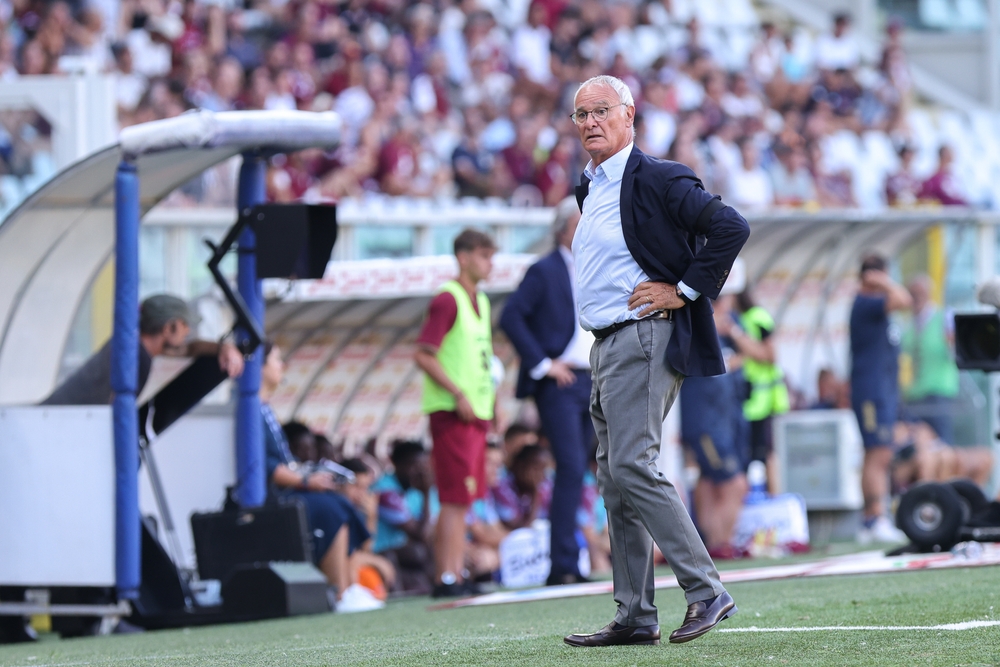 อิตาลี, Torino, 21 สิงหาคม 2023 Claudio Ranieri (ผู้จัดการทีม Cagliari) ติดตามการกระทำจากม้านั่งในช่วงครึ่งหลังระหว่างเกมฟุตบอล Torino vs Cagliari, Serie A 2023-2024 วันที่ 1, Stadio Olimpico