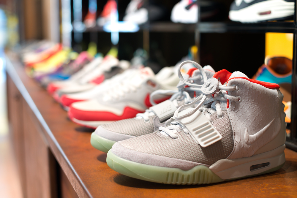 BARCELONA, SPAIN 15 มิถุนายน 2013 ในร้าน Limited Edition นำเสนอบริษัท Nike รองเท้าผ้าใบที่แพงที่สุด "Yeezy 2 by Kanye West" มูลค่า 2,500 ยูโรขึ้นไป