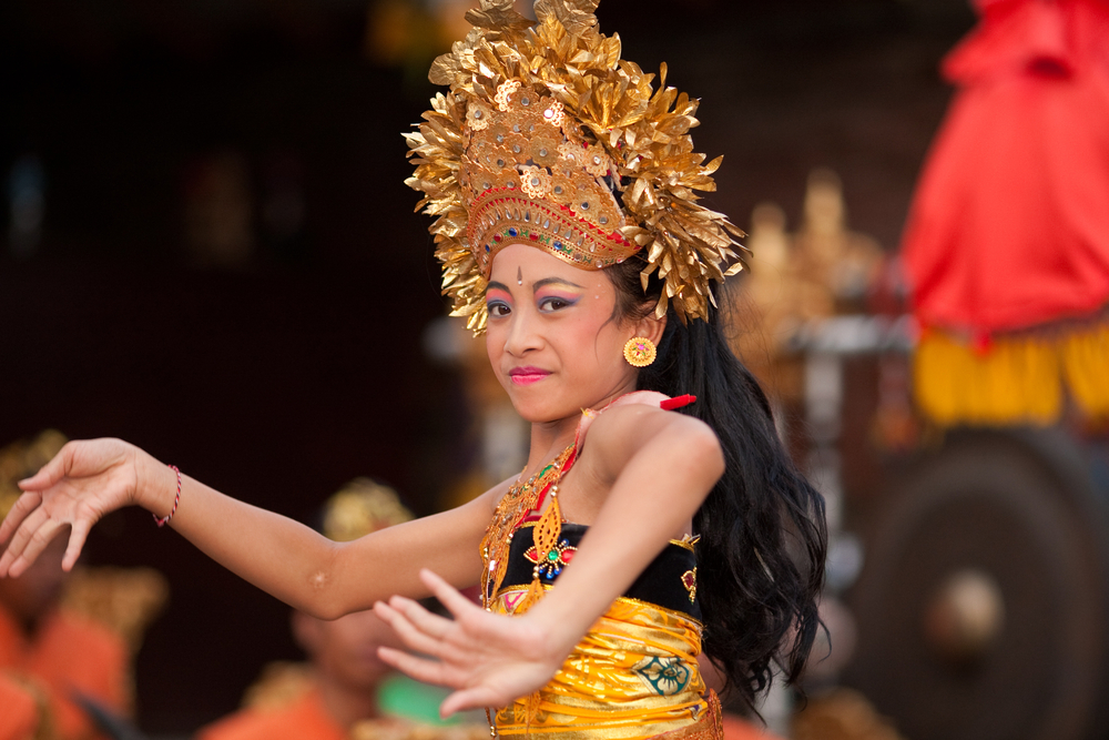 บาหลี 15 มกราคม เด็กสาวชาวบาหลีแสดงการเต้นรำต้อนรับใน 'พิธีพระจันทร์เต็มดวง' ในหมู่บ้านเบดูลูในอูบุด บาหลี 15 มกราคม 2553 ที่บาหลี อินโดนีเซีย