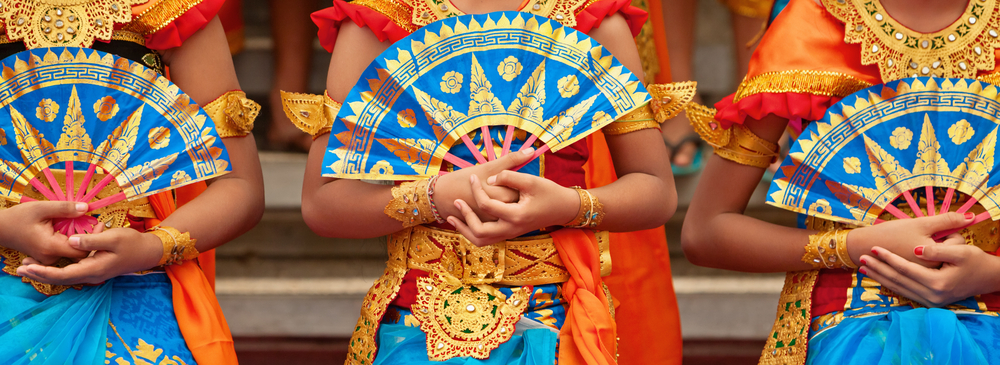 ซอฟต์พาวเวอร์ ภูมิหลังการเดินทางเอเชีย กลุ่มนักเต้นหญิงชาวบาหลีแสนสวยในชุดซารองแบบดั้งเดิมพร้อมแฟนๆ เต้นรำเต้นรำเลกอง ศิลปะ วัฒนธรรมของชาวอินโดนีเซีย เทศกาลบนเกาะบาหลี